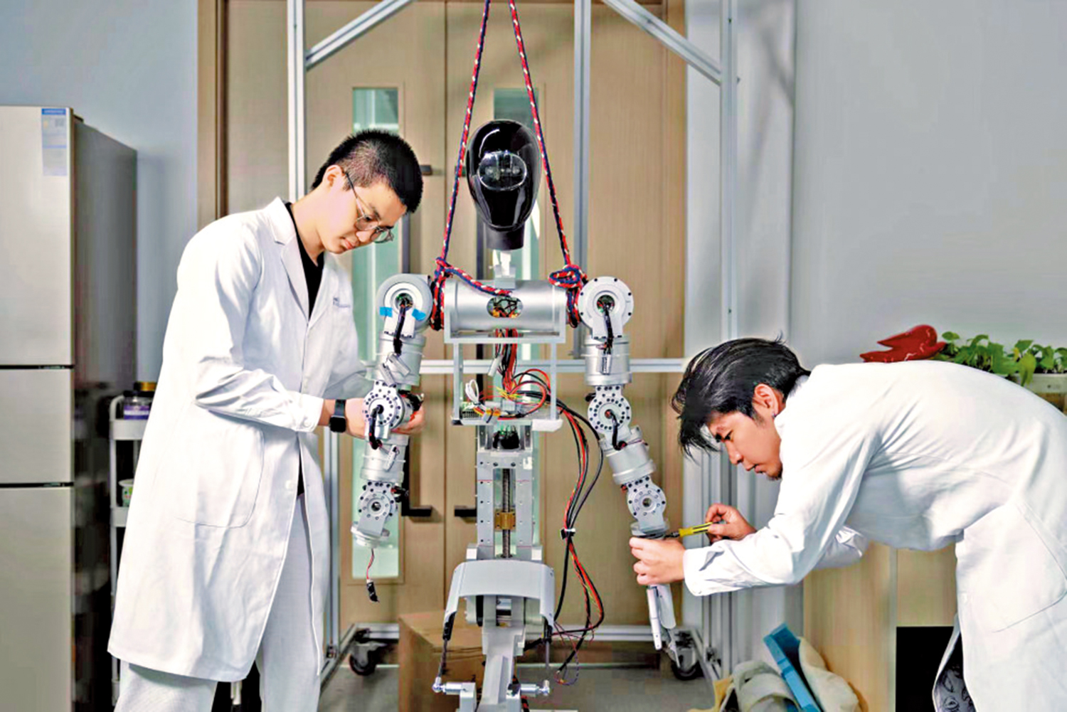 圖:香港科技大學科研人員在河套深圳園區內進行研究。