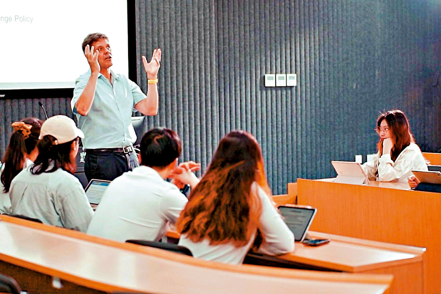　　圖：寧波諾丁漢大學經濟專業外教在授課。