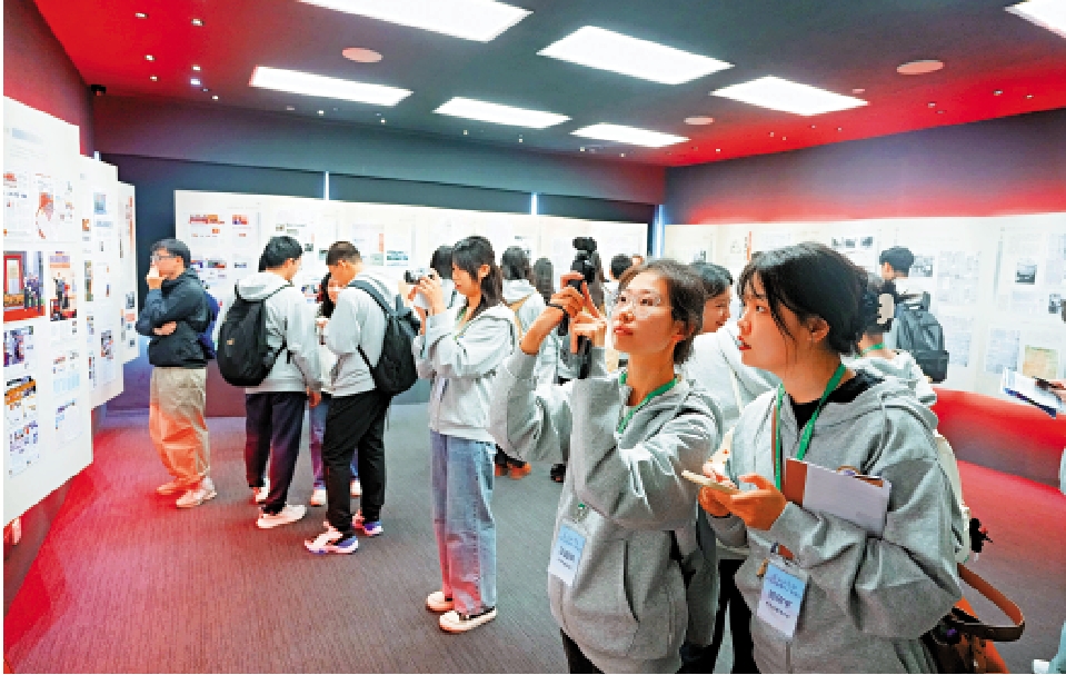 圖:內蒙古傳媒學子們參訪大公報報史館,感受新聞事業的傳承與創新。
