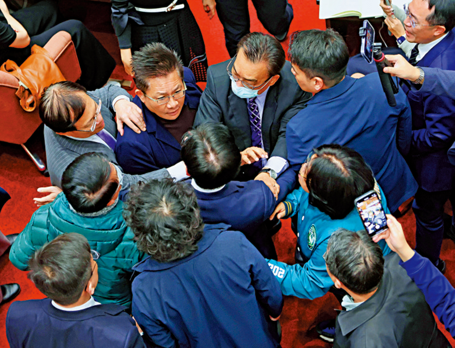 圖:台立法機構近日審議台當局總預算案時,民進黨「立委」與民眾黨「立委」爆發衝突。