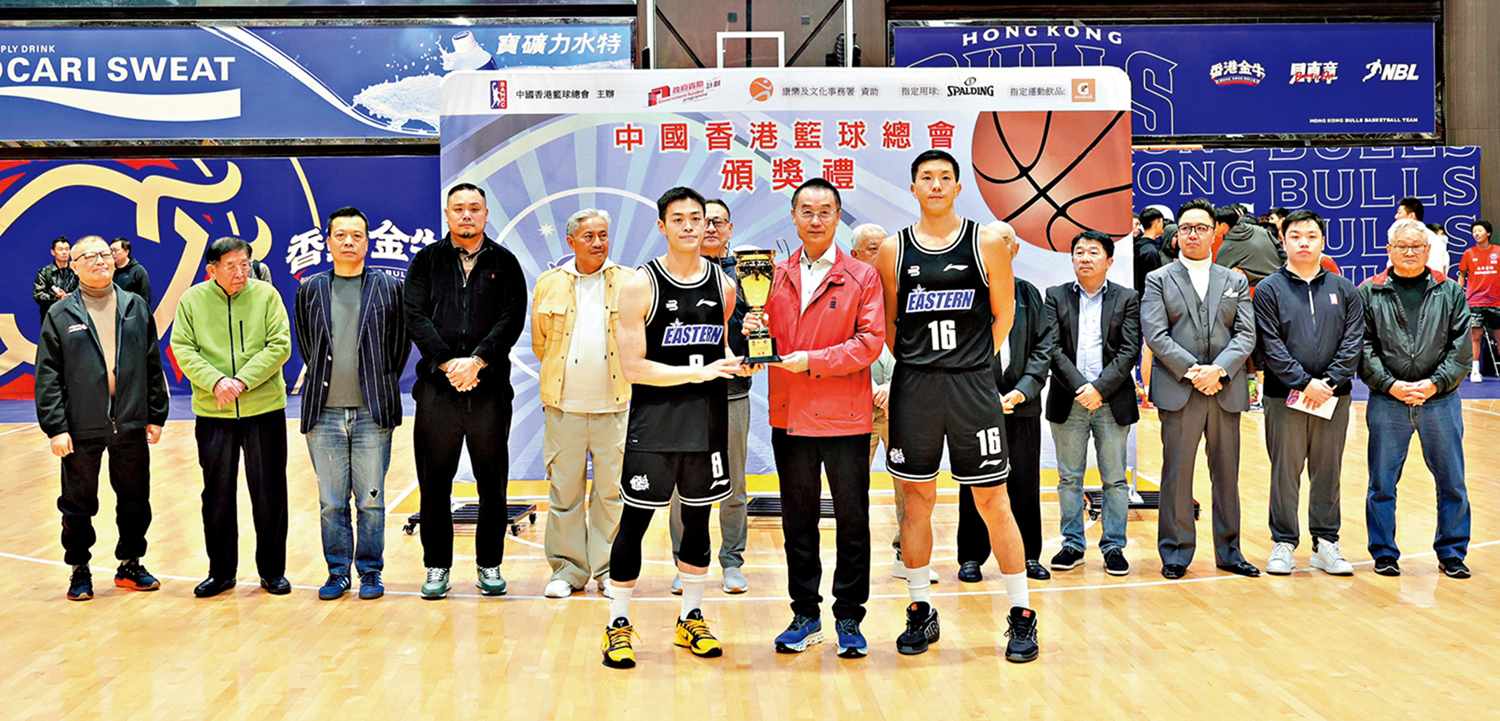 圖:中國香港籃總會長施維雄(前排左二),頒發男子甲一組常規賽冠軍予東方男籃的代表。\大公報記者朱家立攝