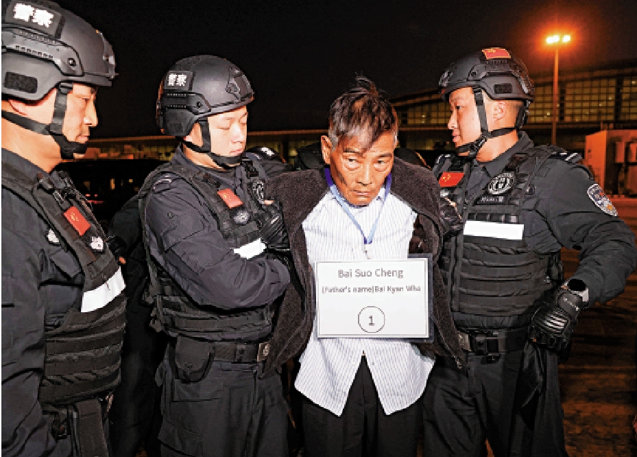 圖:去年1月30日在緬甸內比都國際機場,緬甸警方依法向中方移交緬北重大犯罪嫌疑人白所成。/新華社