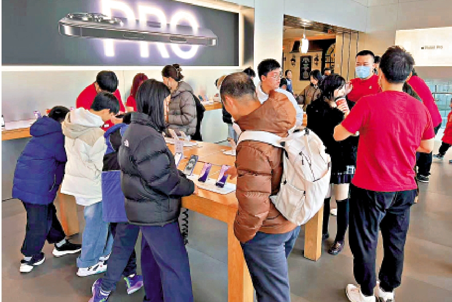 圖:北京西單蘋果旗艦店內,顧客在挑選手機。\大公報記者郭瀚林攝