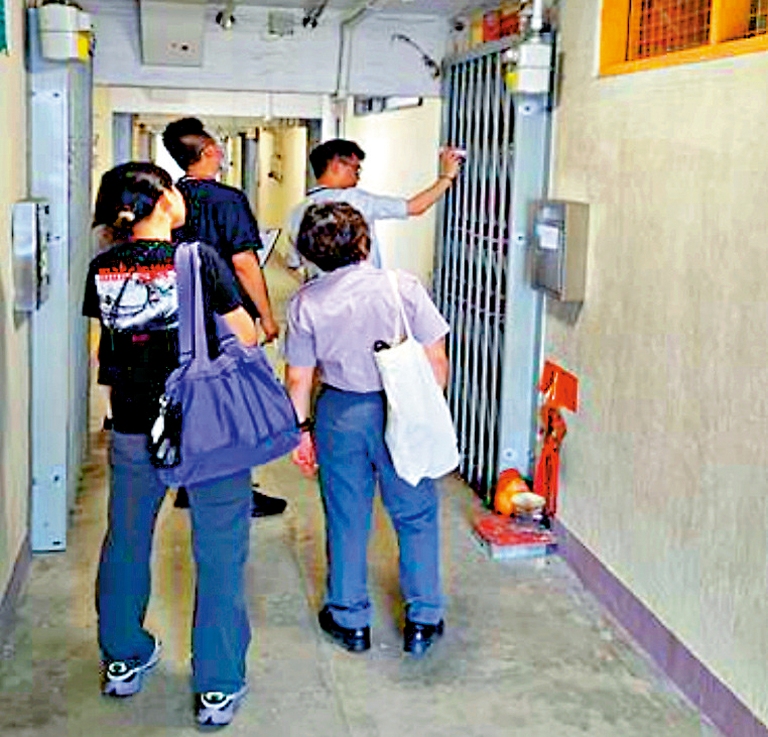 圖:屋邨管理人員上門進行家訪,了解住戶有否濫用公屋情況。