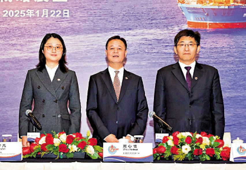 圖:周心懷(中)強調,中海油的油氣產量增幅,處於全球同業前列位置。旁為閻洪濤(右)及中海油財務部總經理王宇凡。 大公報記者攝