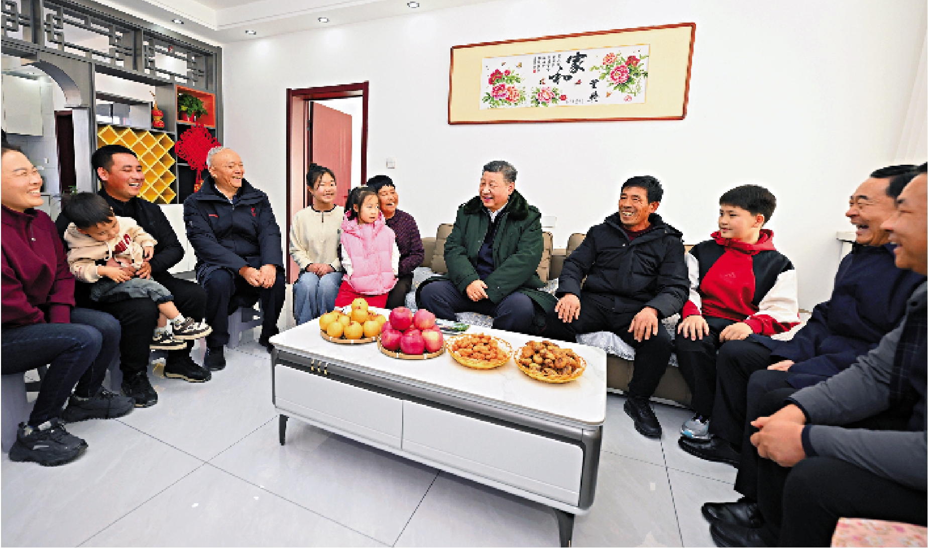圖:1月22日下午,中共中央總書記、國家主席、中央軍委主席習近平冒着嚴寒來到遼寧省葫蘆島市綏中縣明水滿族鄉祝家溝村看望慰問受災群眾。這是習近平走進入冬前搬入新居的村民家中,了解重建房屋質量、日常生活保障等情況。\新華社