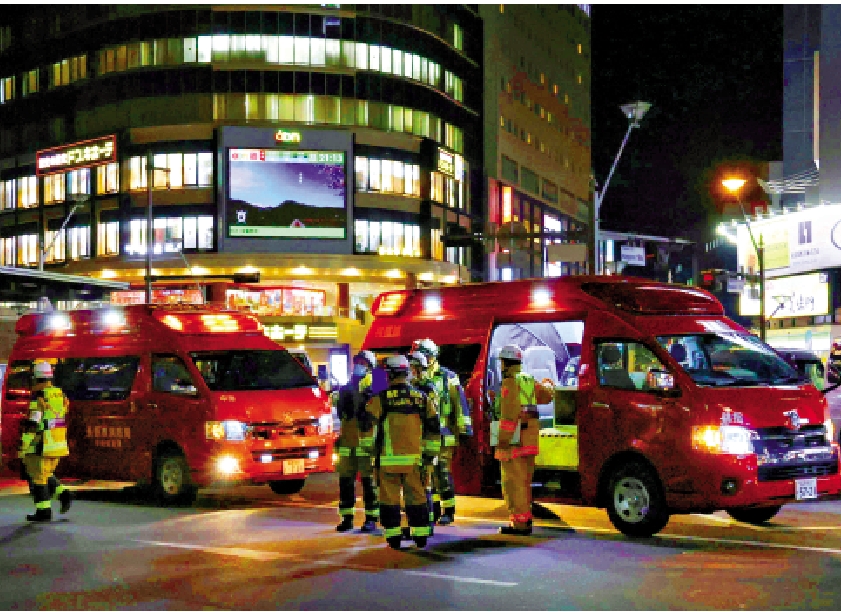 圖:日本警察22日在JR長野車站案發現場取證。/路透社