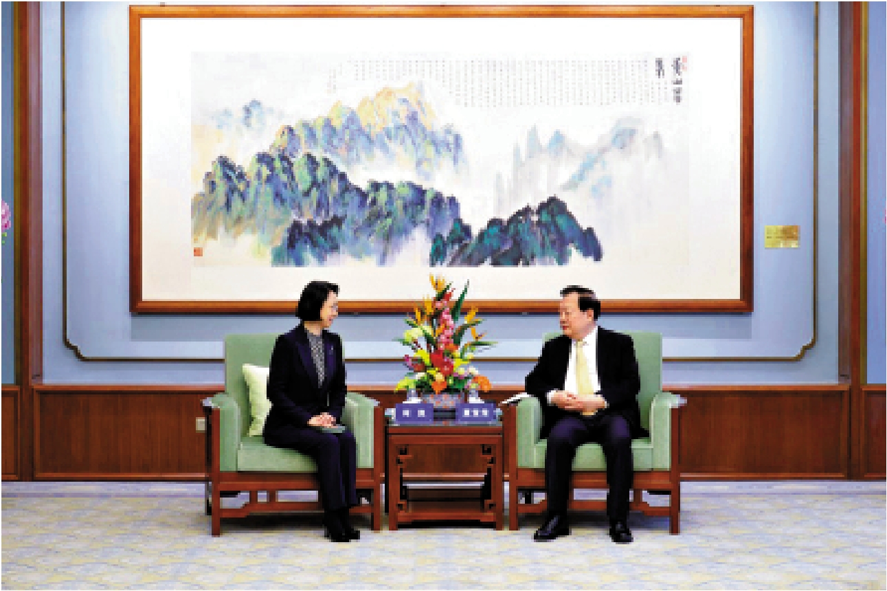 圖:1月24日上午,中央港澳工作辦公室主任、國務院港澳事務辦公室主任夏寶龍在北京會見澳門特區政府社會文化司司長柯嵐一行。