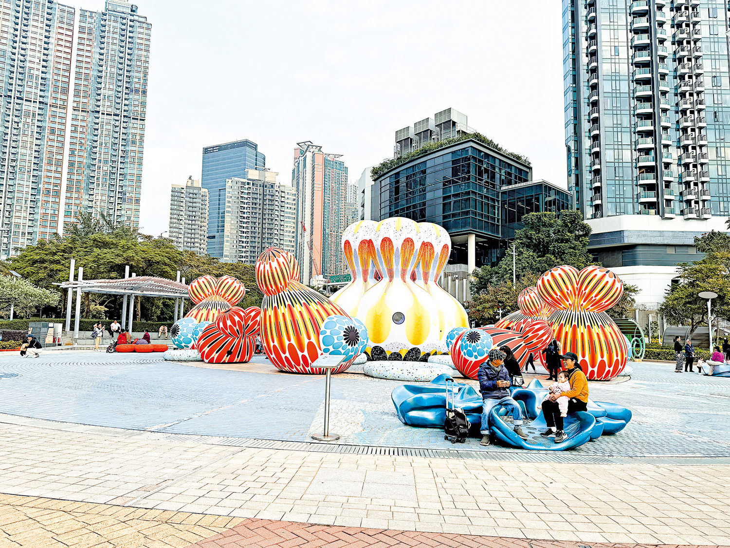 圖:市民在《幸福丘比特遊園》裝置前休憩。\大公報記者顏琨攝