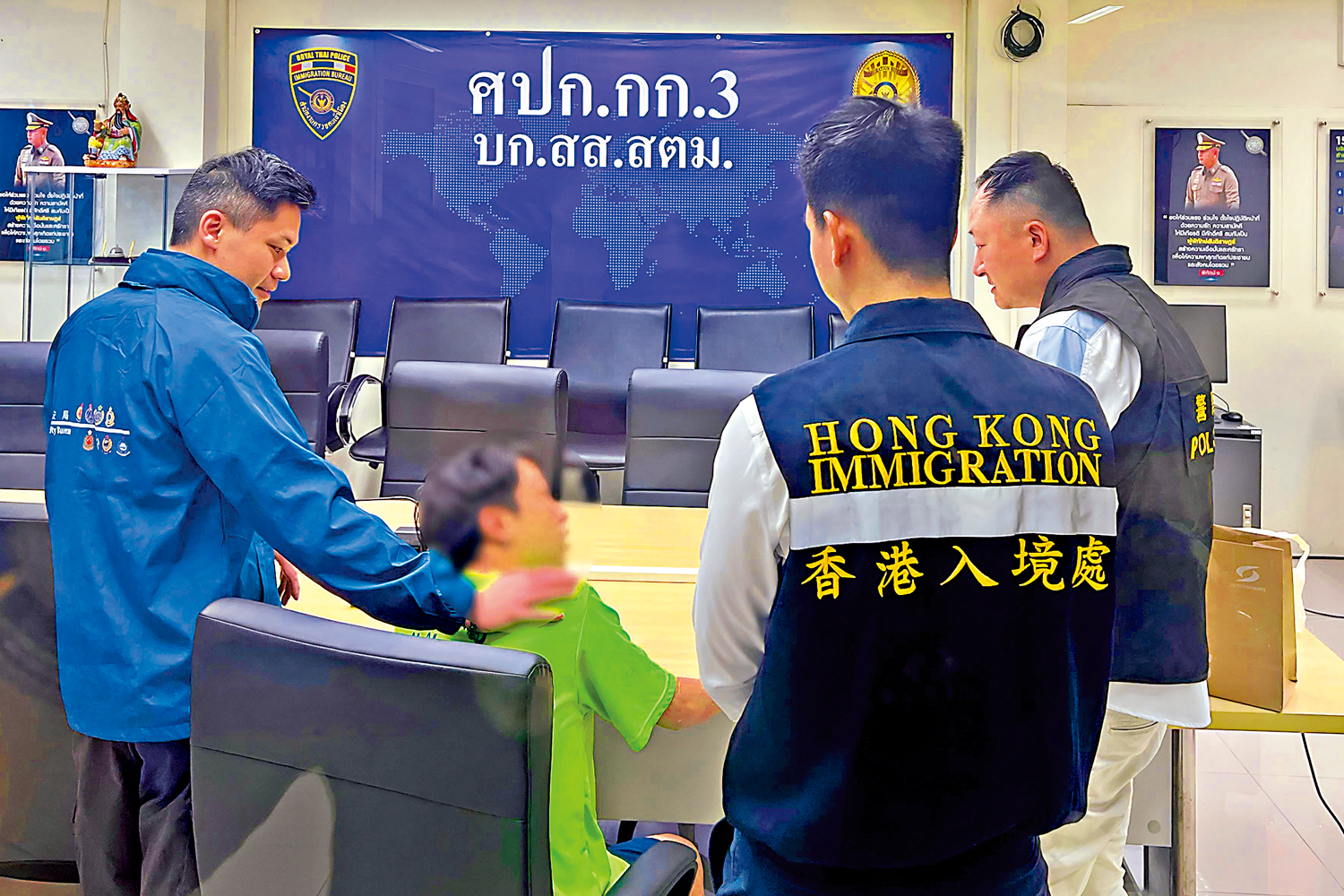 圖:一名在緬甸被禁錮的港人日前獲救及安全抵達泰國,並將於明日與保安局專責小組成員一同返港。圖為專責小組成員與獲救港人(左二)日前在曼谷的拘留中心見面。