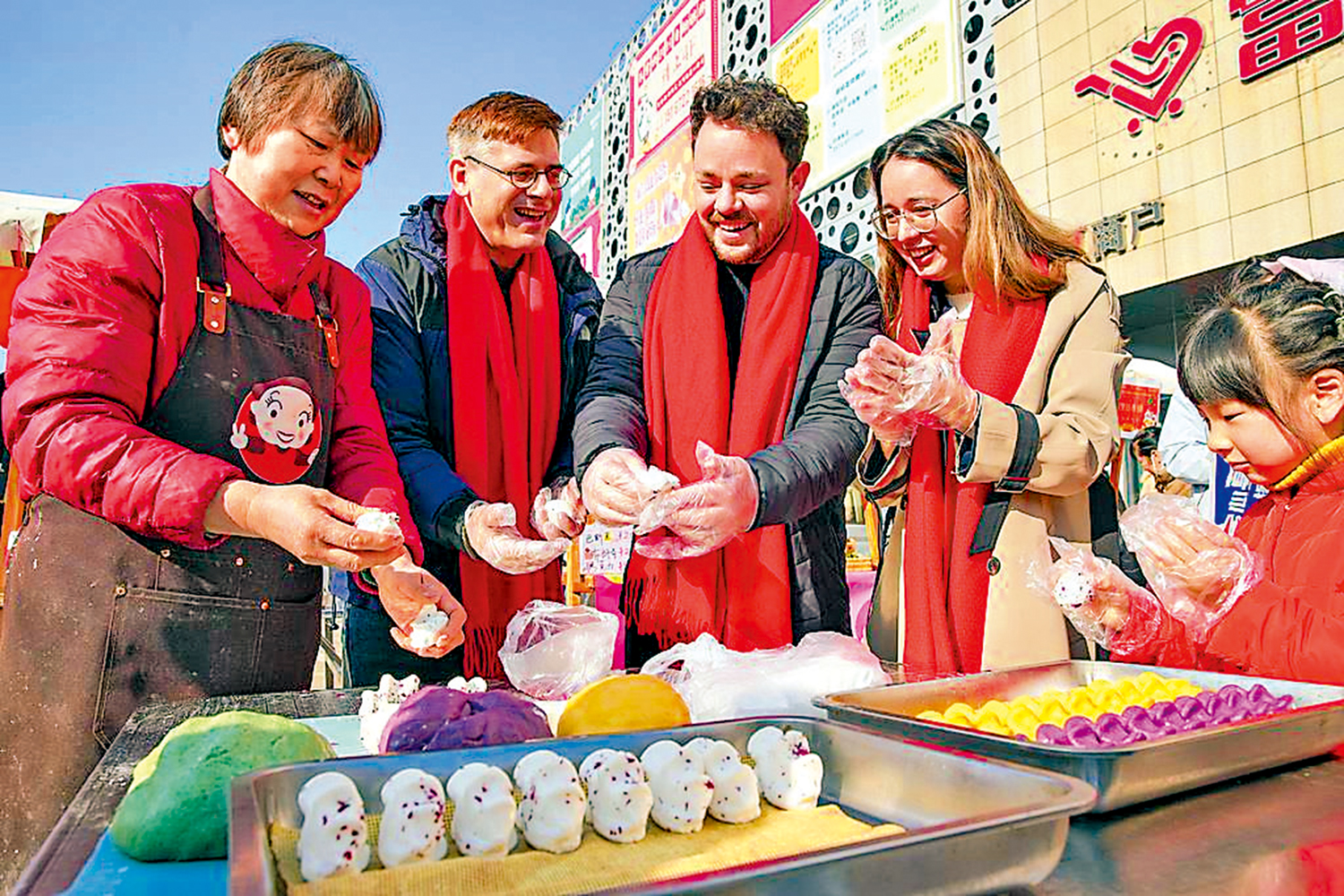 　　圖：數據顯示，春節期間入境遊訂單同比暴增203%。圖為外國遊客在浙江德清體驗中國傳統年俗做圓子。