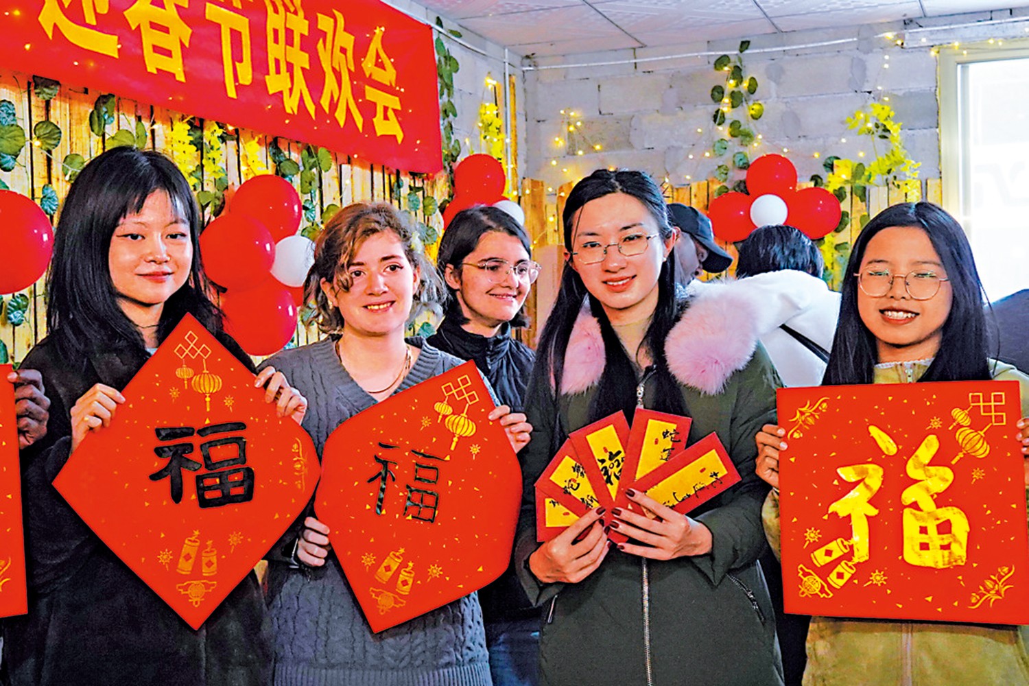 圖:在廣西桂林一所學校,外國留學生在迎新春聯歡會上展示自己寫的「福」字。\新華社