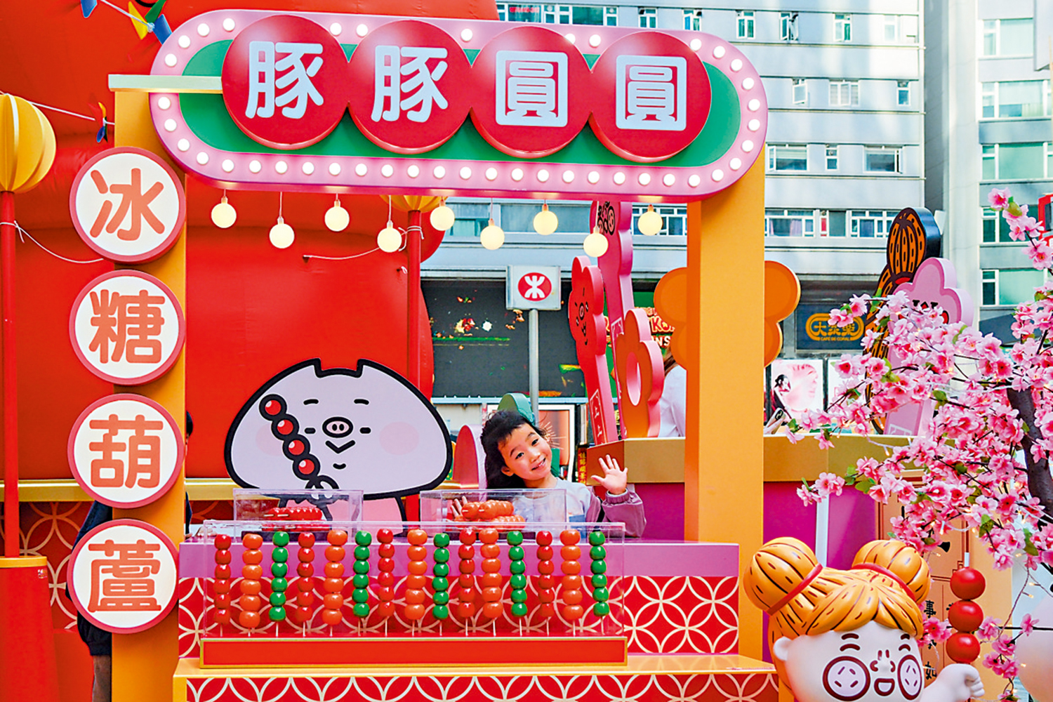 　　圖：春節臨近，香港街頭節日氣氛漸濃。尖沙咀一處新春裝飾吸引市民打卡。\香港中通社