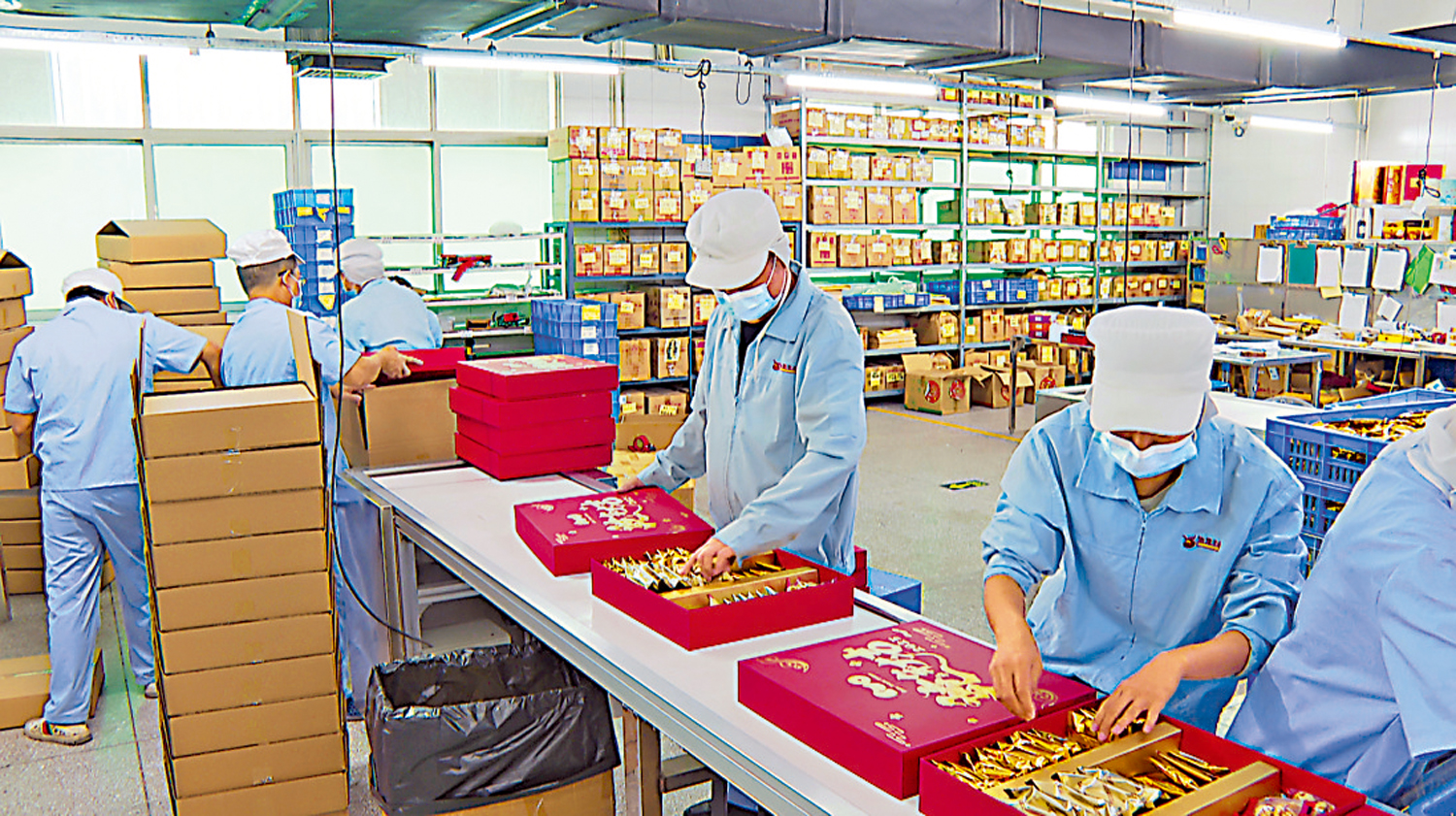 圖:中山市一家食品廠員工正包裝過年小食。