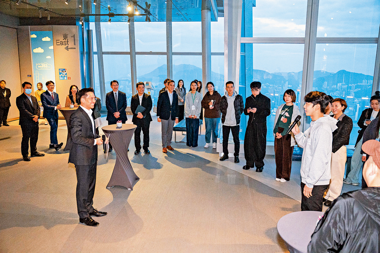 圖:1月23日,參加「范長江行動——首屆內蒙古傳媒學子香港行」的同學們走進新鴻基地產發展有限公司。圖為內蒙古學子向新鴻基地產執行董事郭基泓先生提問。\大公報記者喬輝攝