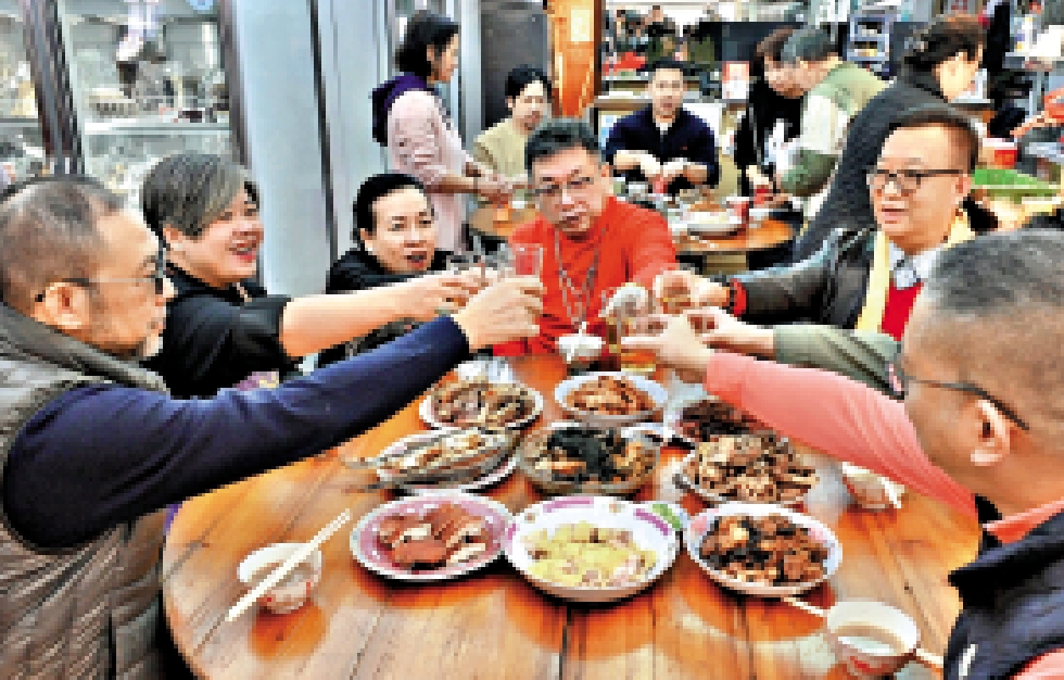 圖:西營盤老字號海味店昨日按傳統與夥計吃八餸一湯「開年飯」,老闆期望今年生意好轉。