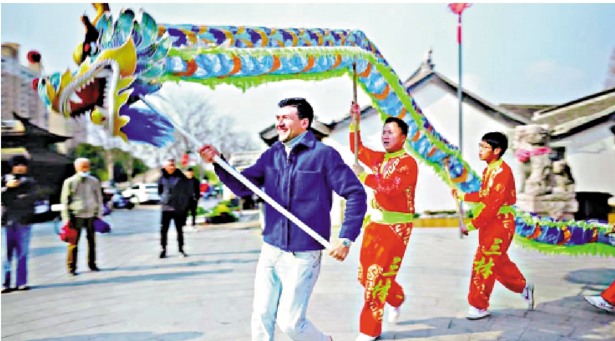 　　圖：埃及青年教師馬曉宇第一次繞龍燈便感受到了非遺的魅力。