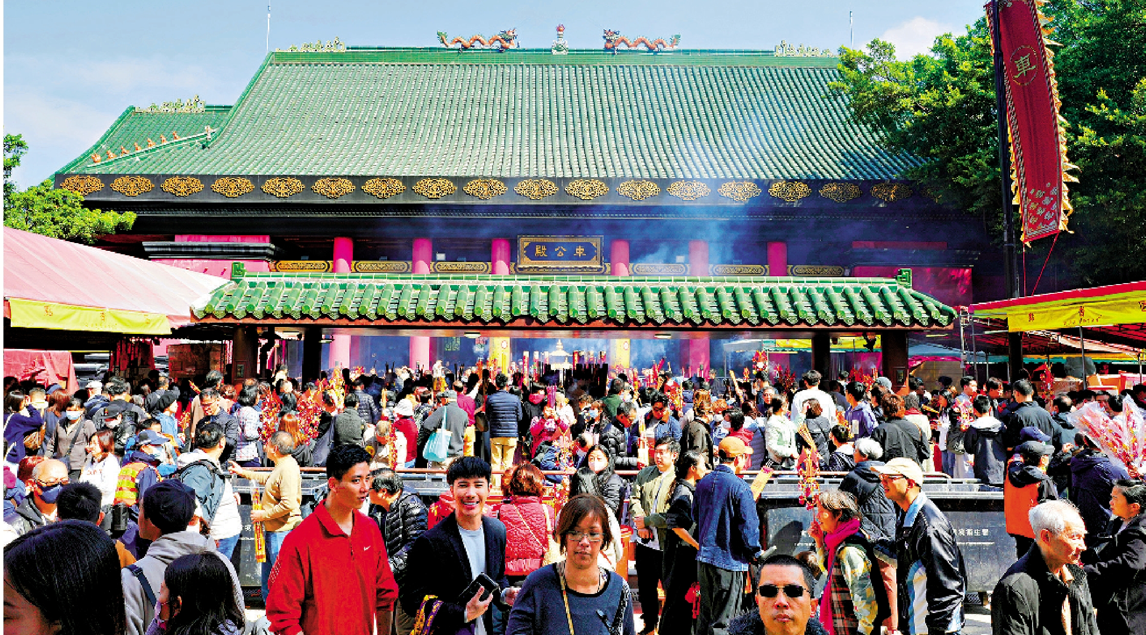 圖:新春期間不少市民到廟宇祈福,沙田車公廟香火鼎盛。\大公報記者黃洋港攝