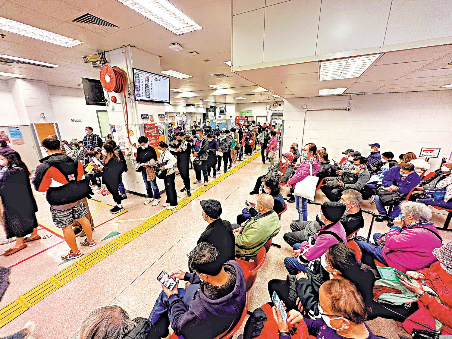 圖:香港正值流感高峰期,嚴重個案不斷攀升,公立醫院急症室近日有大量市民輪候診症。