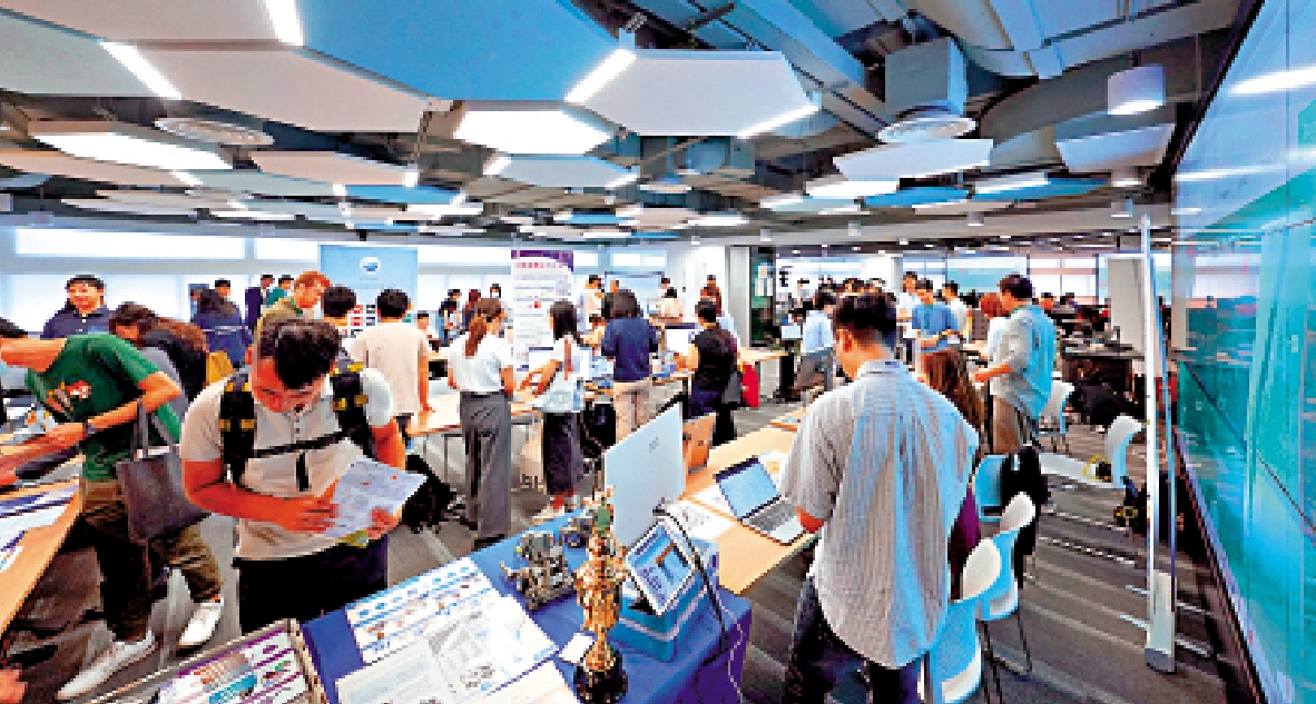 圖:香港大學舉辦人工智能教育博覽,提高社會對人工智能技術和素養的認識。
