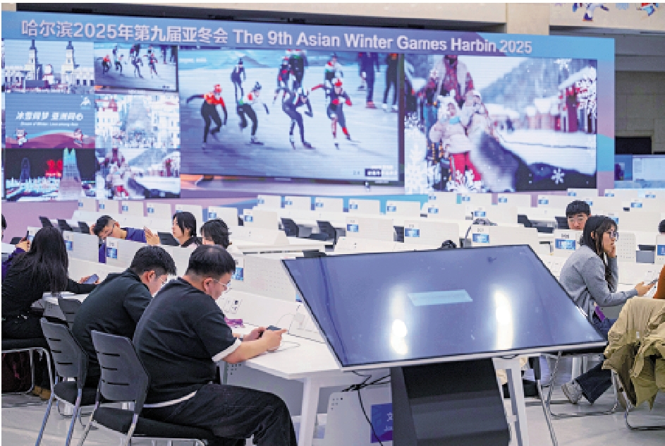 　　圖：工作人員在主新聞中心公共媒體工作間內忙碌。\新華社