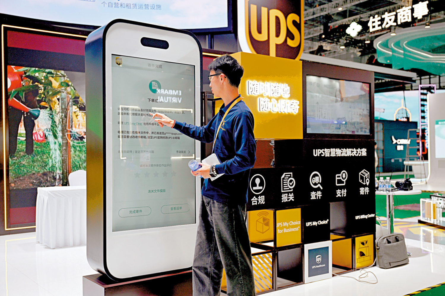 圖:關稅戰將影響美企利潤。圖為去年進博會美企UPS展台。\新華社