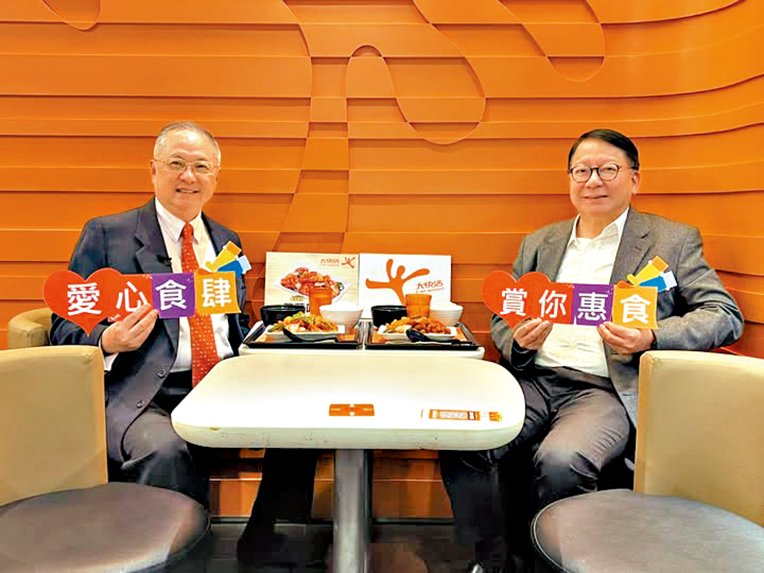 　　圖：陳國基昨日中午與張宇人到訪其中一間愛心食肆，以正價品嘗為「老友記」準備的招牌菠蘿咕嚕肉飯。