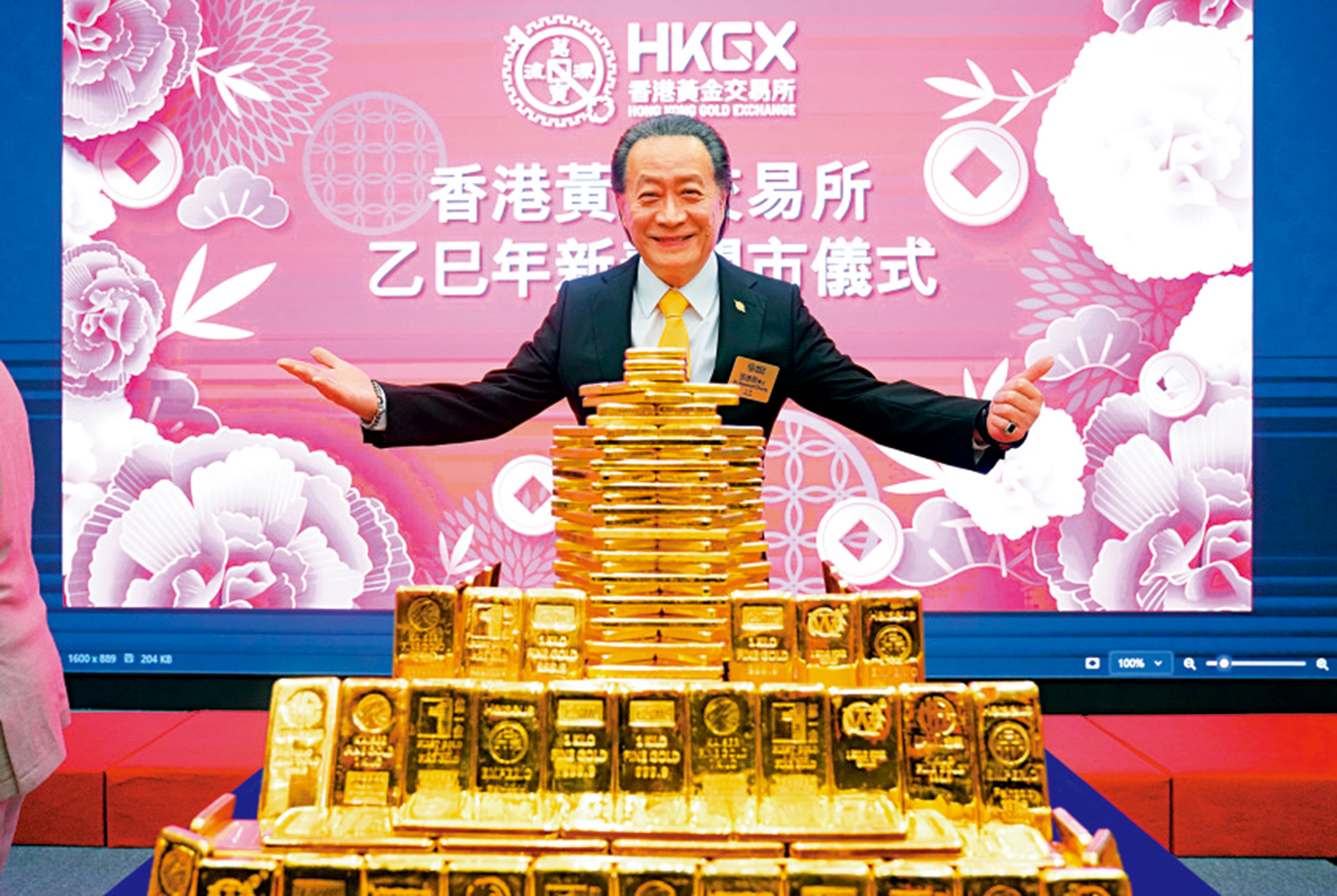 圖:張德熙在金交所會場,展示一批總值1.5億元的黃金。