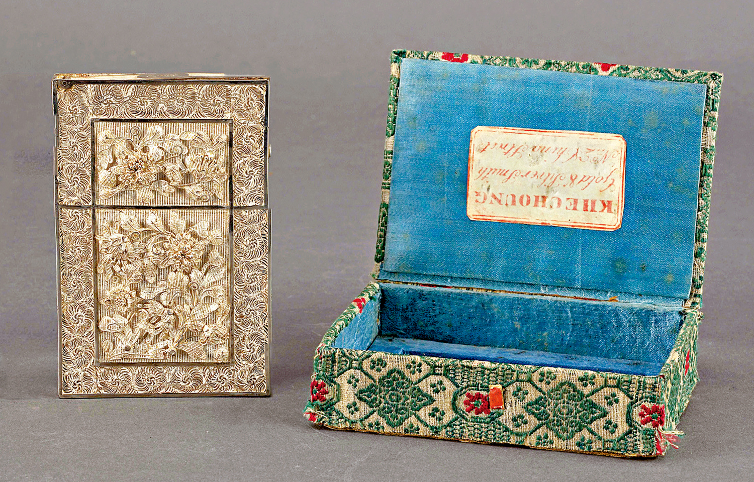 　　圖：19世紀銀累絲花卉紋蛇紋名片盒和原包裝盒。