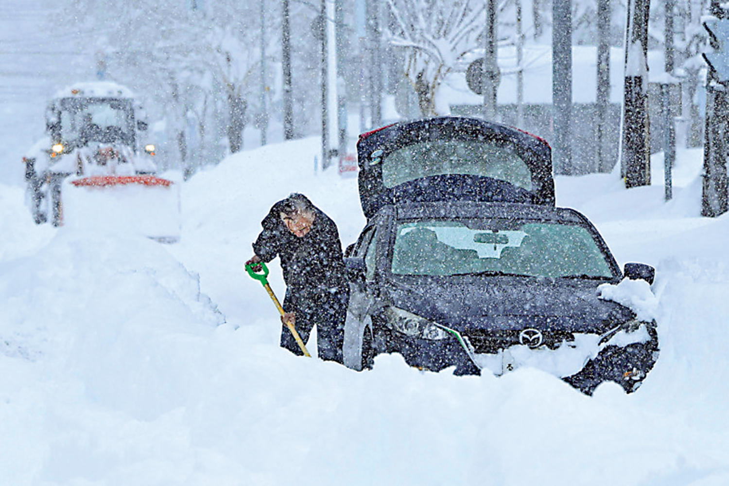 圖:北海道4日降下大雪,汽車被積雪困住。\法新社
