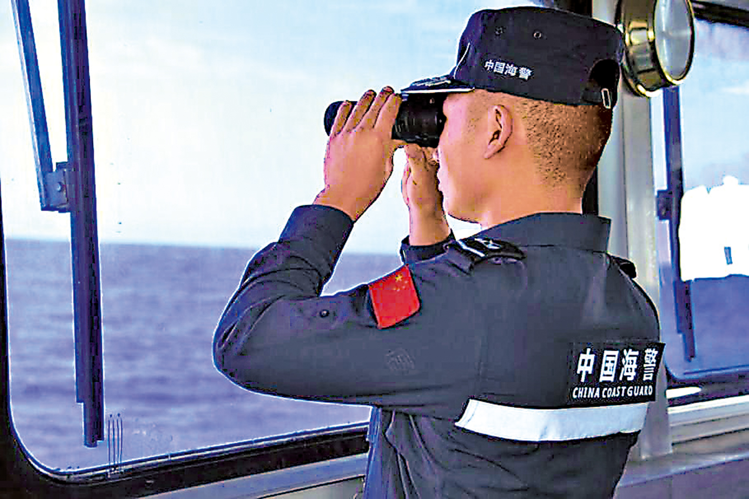 圖:1月27日,中國海警海鷗艦執法員在巡航期間執勤瞭望。
