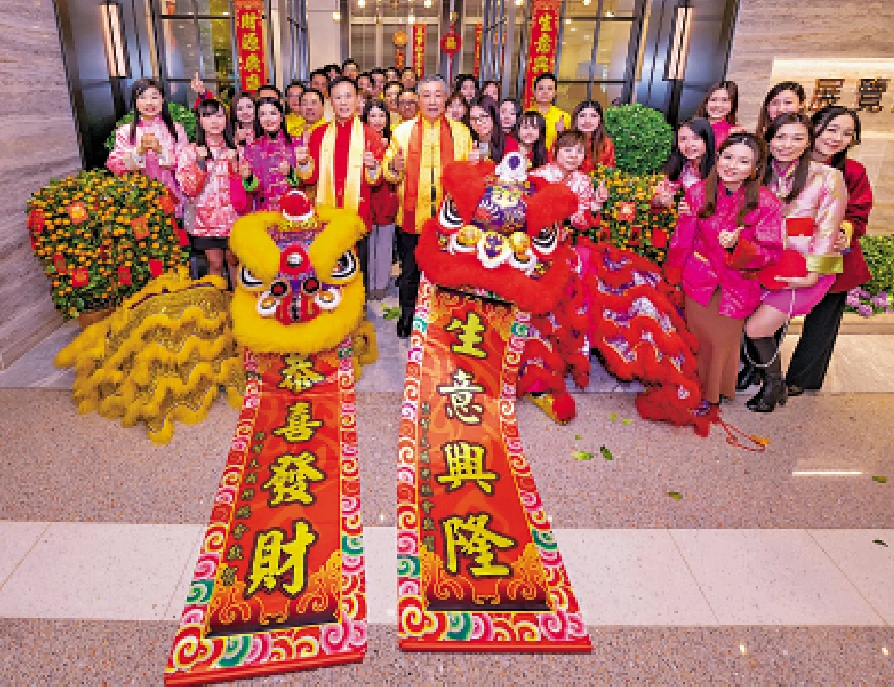 　　圖：田兆源（前排左）透露，信置今年部署5盤出擊。