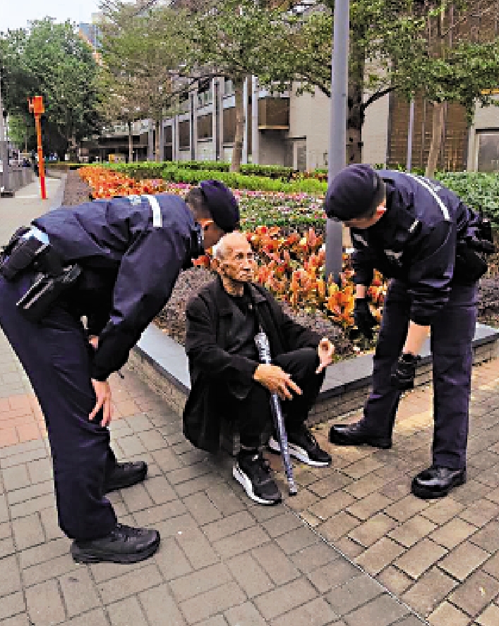圖:警員在觀塘泳池附近發現迷路伯伯。