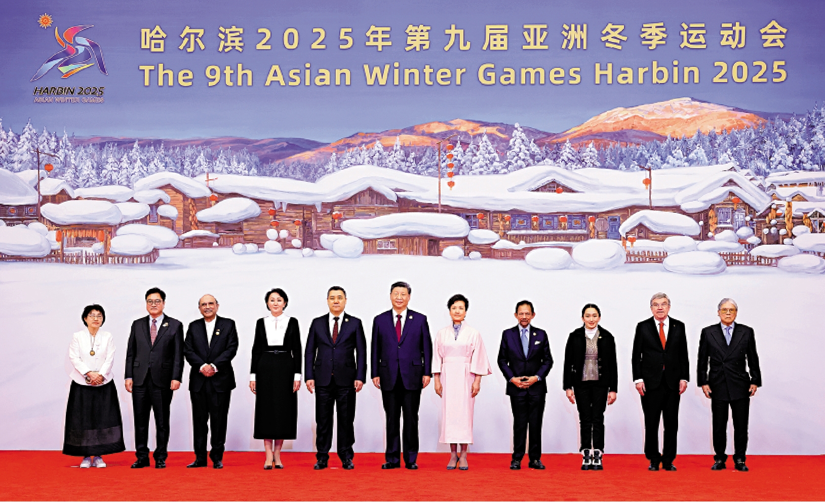 圖:中國國家主席習近平和夫人彭麗媛在黑龍江省哈爾濱市太陽島賓館舉行宴會,歡迎來華出席哈爾濱第九屆亞洲冬季運動會開幕式的國際貴賓。圖為習近平和彭麗媛同貴賓們合影留念。\新華社