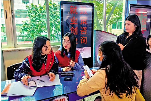 圖:深圳市「南粵春暖」招聘活動現場為求職者提供就業創業政策諮詢。/大公報記者郭若溪攝