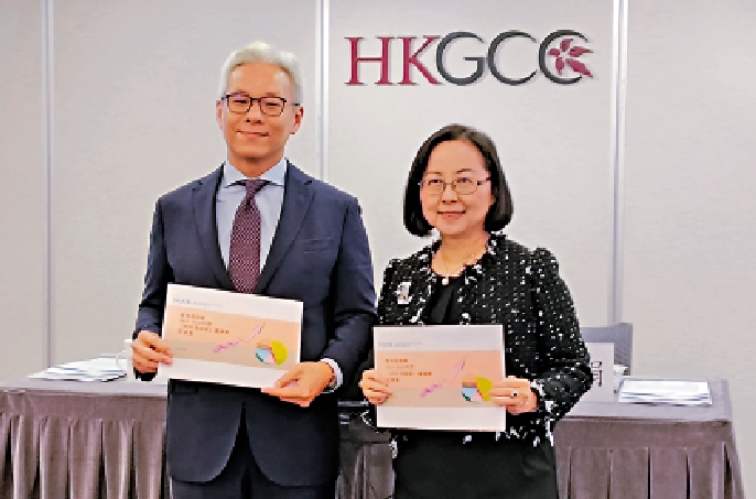 圖:陳瑞娟(右)指出,對香港長遠發展充滿信心,惟在經濟逆風下,特區政府需要加大力度開源節流。旁為劉穎。\大公報攝