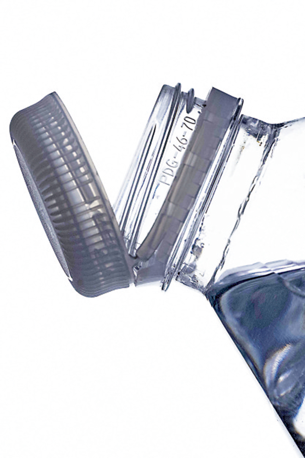 　　圖：歐盟要求業者修改飲料包裝，瓶蓋必須連接在容器上。\網絡圖片