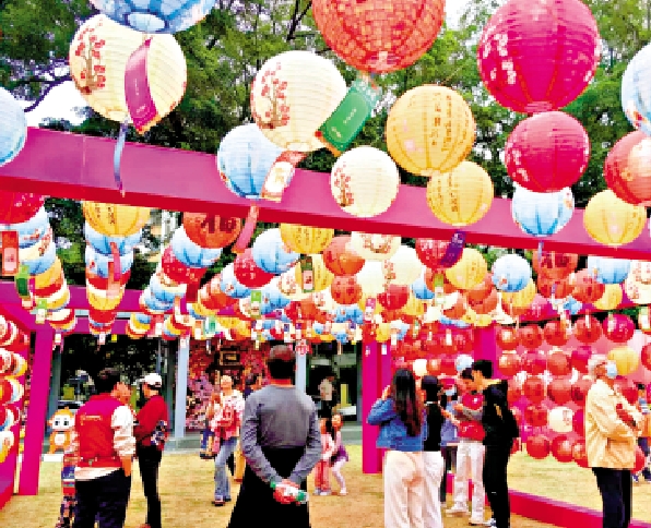 圖:深圳華強北的花燈展吸引了不少遊客前去打卡。\大公報記者李薇攝