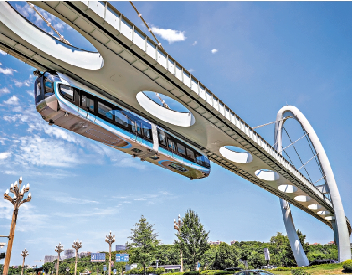 　　圖：「光谷光子號」空軌列車凌空越過。/大公報記者張帥攝