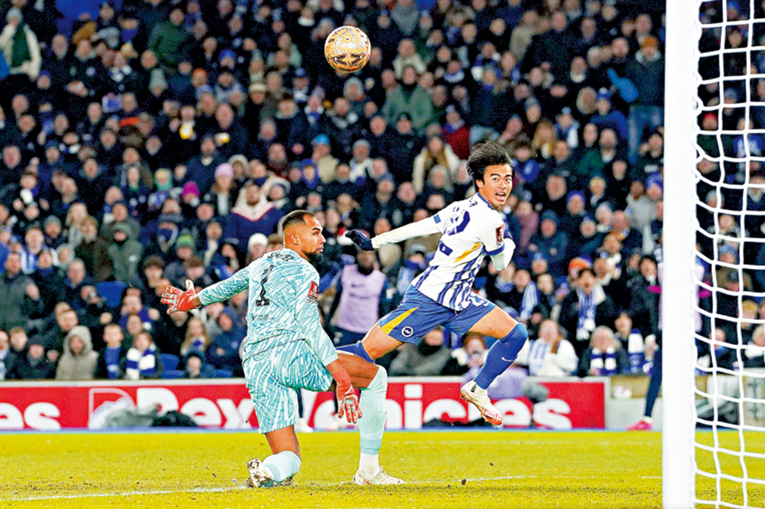 　　圖：白禮頓翼鋒三笘薰（右）表現活躍。\法新社