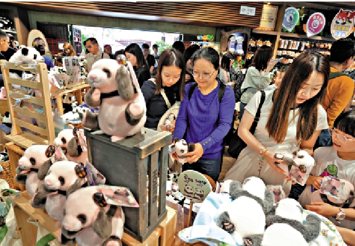 圖:海洋公園推出多款大熊貓商品,吸引遊人選購。