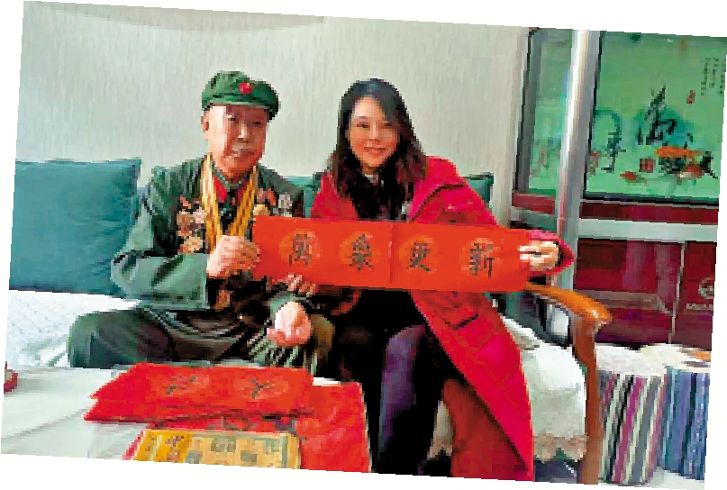圖:抗聯老兵王濟堂親筆書寫對聯贈予台灣老朋友黃馨巧。\大公報記者王欣欣攝
