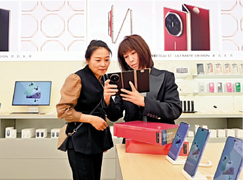 圖:某家華為專賣店內,消費者體驗新款手機。\中新社