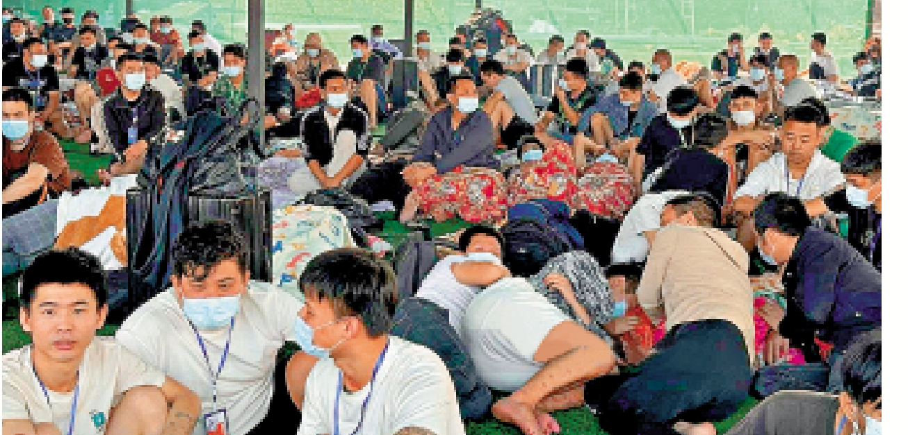 圖:大批從電詐園區救出的人員暫安置在妙瓦底的軍方設施,正接受登記及篩查。