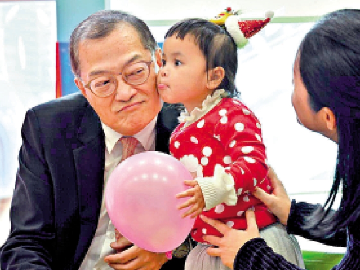 圖:芷希兩年多前接受內地捐心移植,現時活潑可愛,醫務衞生局局長盧寵茂去年12月參加兒童醫院為芷希舉行的派對。