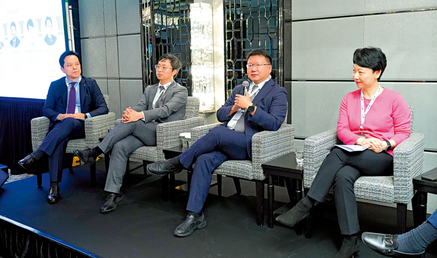 圖:裴慧琦(左二)、房東明(左一)及張曉燕(右一)聚首一堂,探討中國經濟前景。