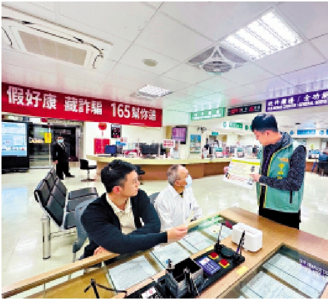 圖:島內相關人員向民眾進行防詐宣導。