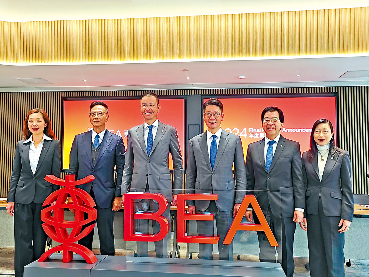 圖:左起:東亞銀行總經理兼財務總監杜曉明、副行政總裁兼投資總監李繼昌、聯席行政總裁李民橋、聯席行政總裁李民斌、副行政總裁兼營運總監唐漢城、總經理兼風險總監陳淑佩。
