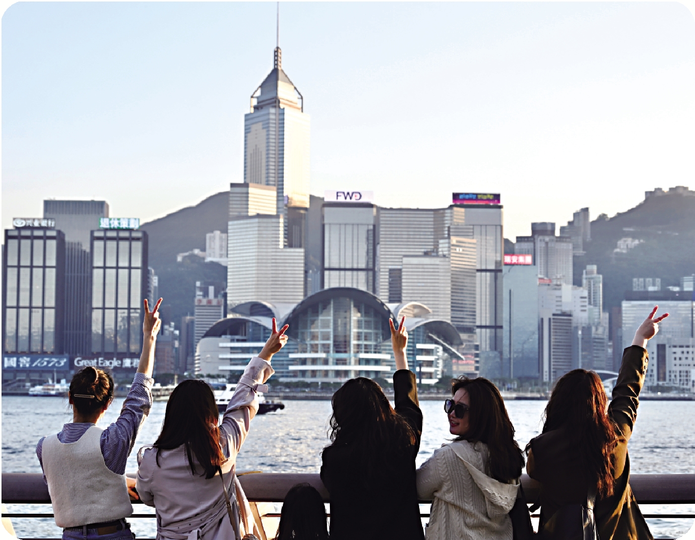 圖:香港維港之畔的高樓大廈。\中新社
