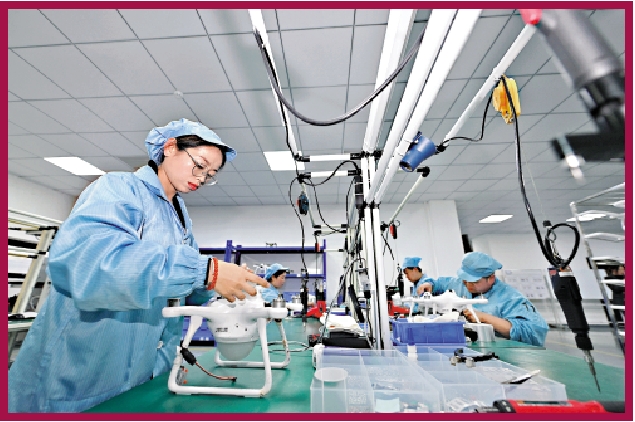 圖:天津一家科技有限公司工作人員在檢修無人機。/新華社